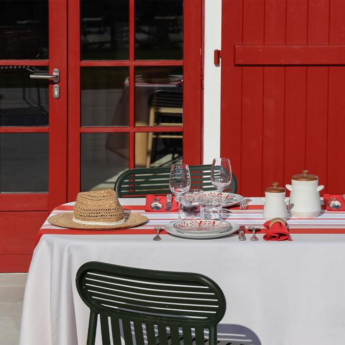 elegant and colourful striped tablecloth for summer