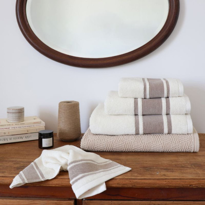 Toalla de baño Plaza en color crudo/lino