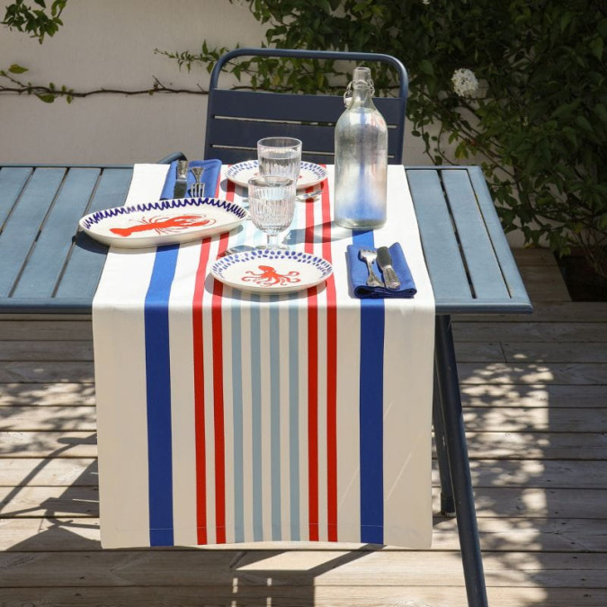 The Ainhoa Marinière table runner decorates your dining room