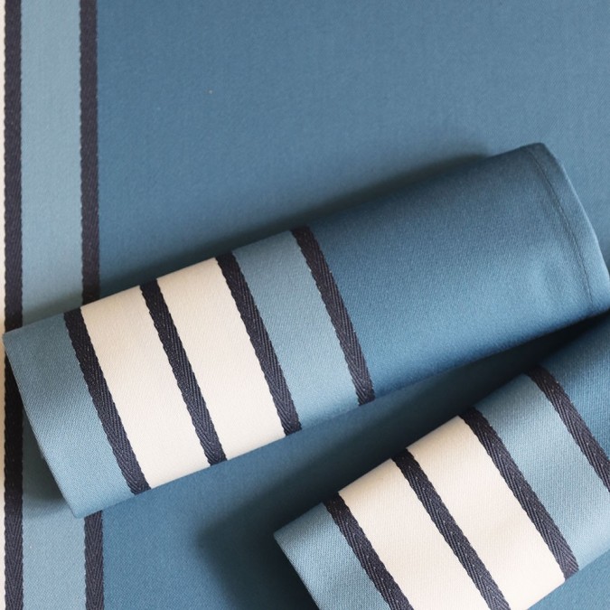 detalles del mantel y las servilletas de espelta azul de medianoche