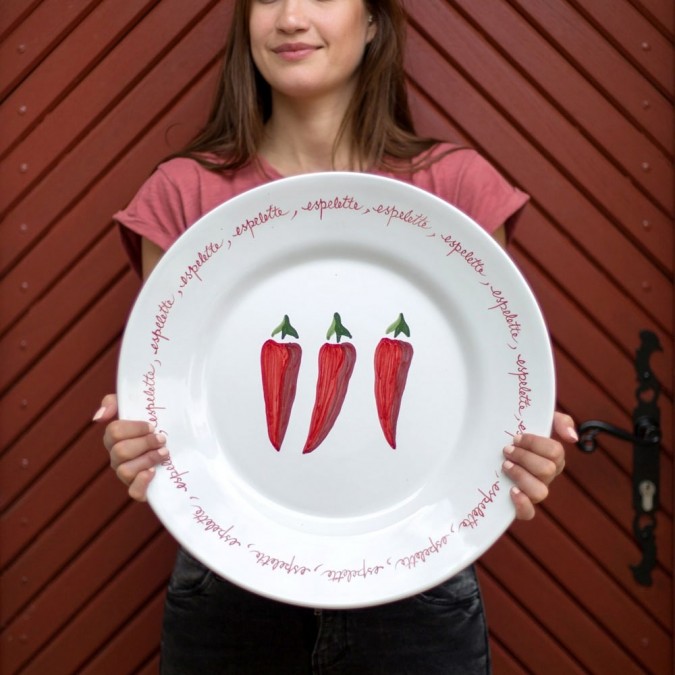 plat blanc avec des piments rouges