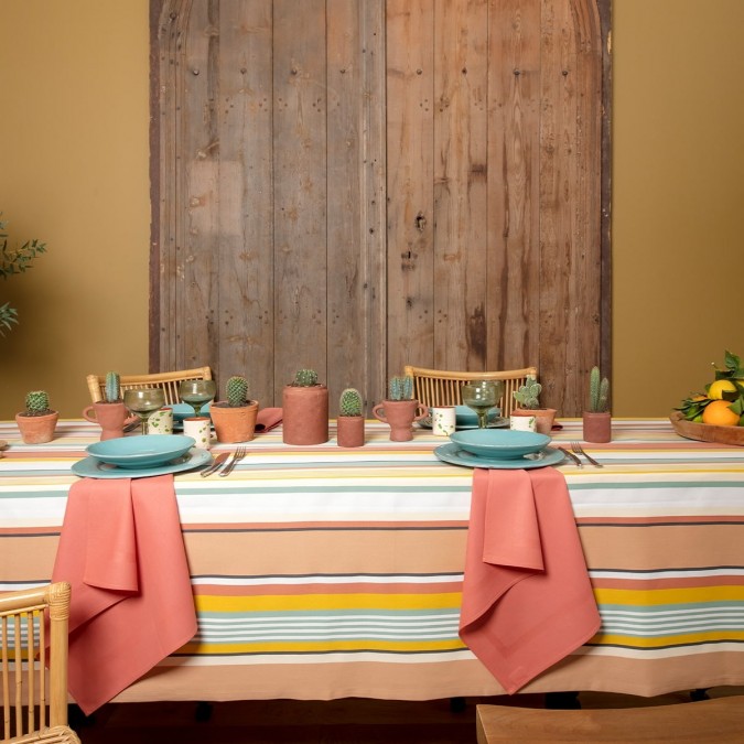 Serviette de table Enea et sa couleur terre cuite vibrante pour une atmosphère méditerranéenne.